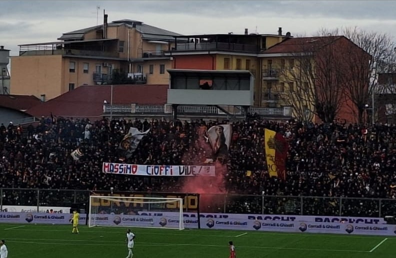 GIALLOROSSOBLÙ 🟡🔴🔵

Lo striscione esposto dai tifosi della Roma a Cremona per ricordare Massimo Cioffi

[Foto inviataci da Barbara, che ringraziamo]

#roma #giallorossoblù #massimocioffi #cioffi #samb #sambenedettese #grb #lagazzettarossoblù