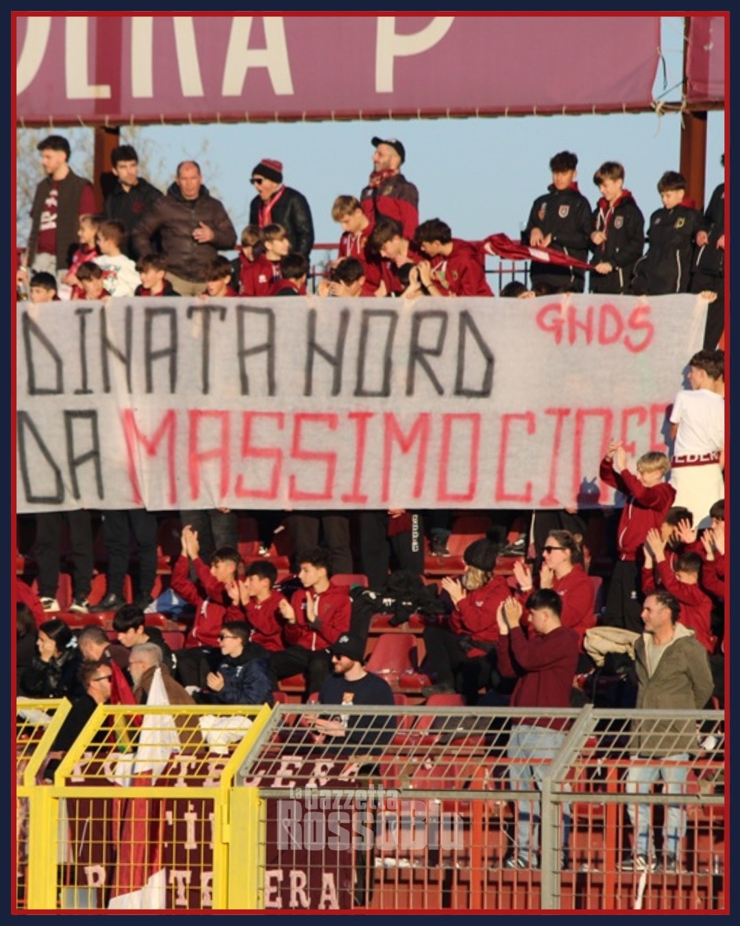 FOTOTIFO📸
"Gradinata Nord ricorda Massimo Cioffi"
Anche i tifosi del #pontedera hanno ricordato Massimo Cioffi❤️