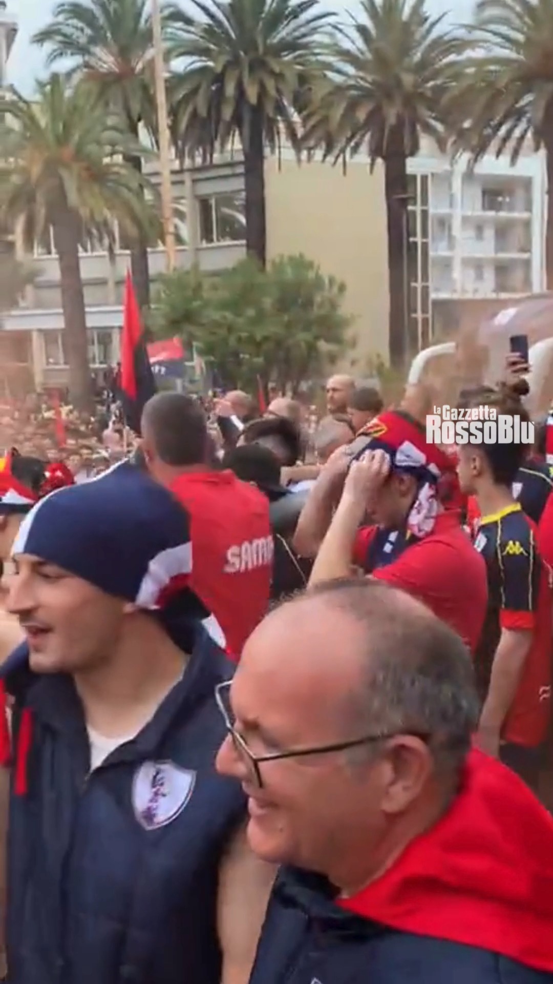 13 aprile 2025 🔙

Un anno fa la festa in centro per il ritorno dell'@u.s.sambenedettese 🔴🔵 in Serie C 🏆

Questo l'arrivo dei rossoblù in piazza Giorgini dopo la vittoria sul campo del Teramo 🎉

#tersam #teramosamb #13aprile2025 #grb #gazzettarossoblù #samb #sambenedettese #instagol #instafootball #lagazzettarossoblù #calcio #rossoblù #seriec #gironeb #legapro #seriecskywifi