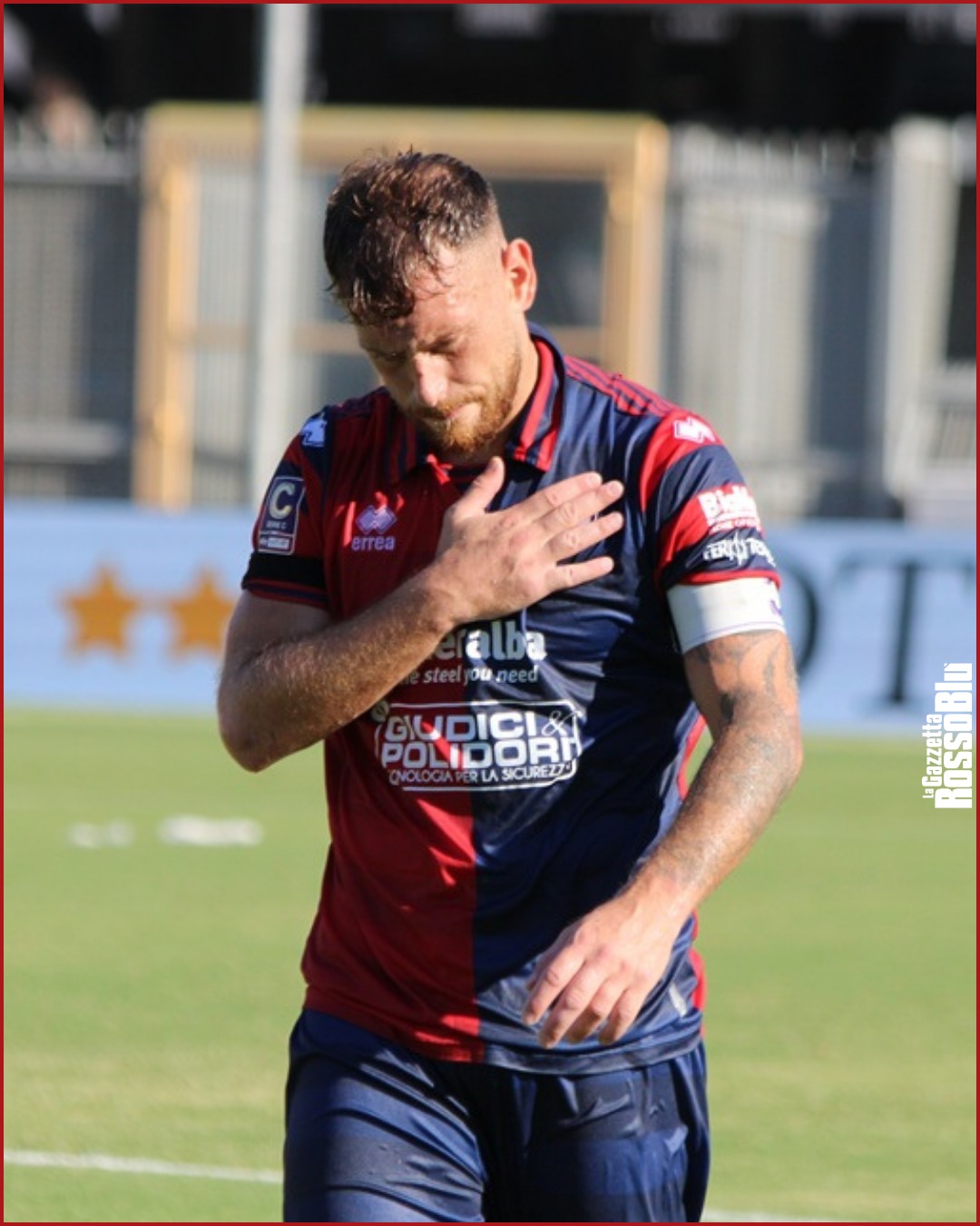 CAPITANO 🙏🏻

Un'immagine emblematica 📸 al termine della partita con lo Spezia: il capitano dell'@u.s.sambenedettese 🔴🔵 Kevin Candellori, prima di dirigersi assieme ai compagni sotto la Curva Nord, mette la mano al petto

Un gesto da capitano che ci "mette la faccia", mostrando il suo dispiacere alla tifoseria per la prestazione della squadra 🙌🏻

#kevincandellori #samspe #sambspezia #grb #gazzettarossoblù #samb #sambenedettese #lagazzettarossoblù #calcio #seriec #gironeb #legapro #seriecskywifi