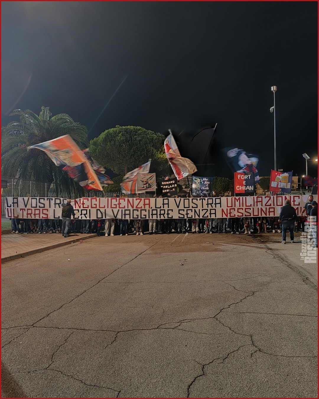 Tifosi del Campobasso prima del loro ingresso al Riviera delle Palme

#samb #sambcampobasso #seriec #tifosi #trasfertelibere